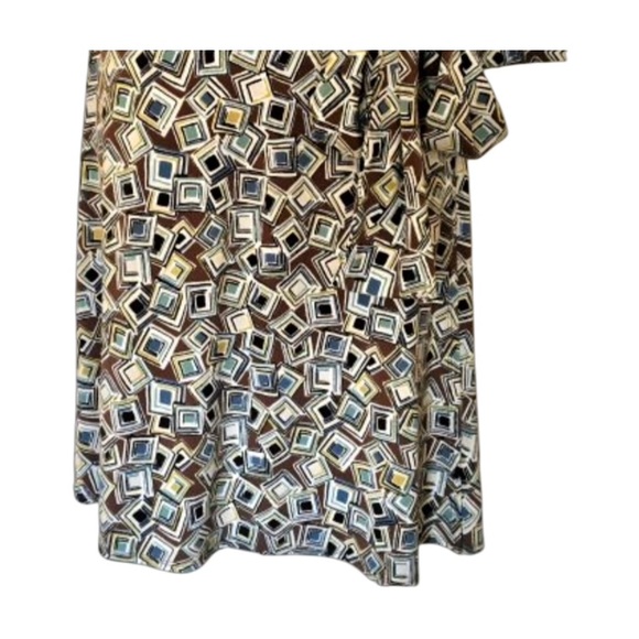 BCBGMAXAZRIA V-Neck Ling Sleeve Geometric Print Wrap Dress - Picture 4 of 6